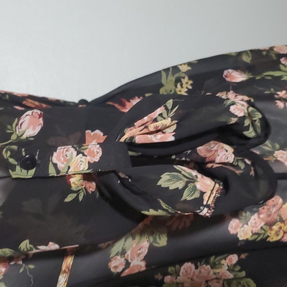 AMERICAN RAG CIE Black Floral Pintuck Split Neck Roll Tab Sleeve Blouse-EUC-Sz M - Picture 10 of 17